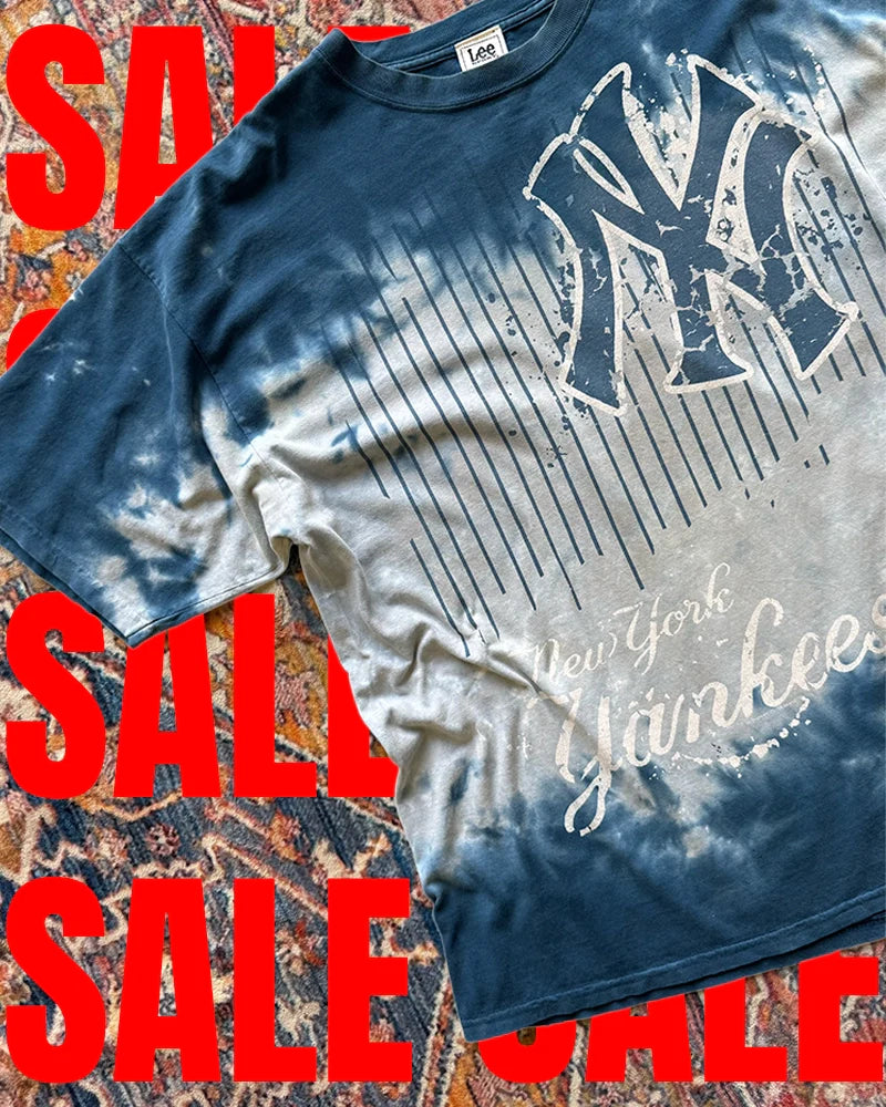 Retro Major League Baseball clothing featuring iconic team logos and player jerseys. Vintage MLB baseball jerseys, hats, and team-branded apparel for collectors. New York Yankees. Chicago Cubs.